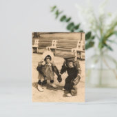 Twee jonge chimpansees die elkaars hand vasthouden briefkaart (Staand voorkant)