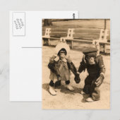 Twee jonge chimpansees die elkaars hand vasthouden briefkaart (Voorkant / Achterkant)