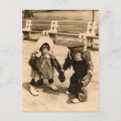 Twee jonge chimpansees die elkaars hand vasthouden briefkaart (Voorkant)