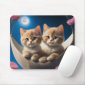 Twee jonge Kittens in een mandje met roze rozen Muismat (Met muis)