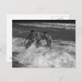 Twee jonge mannen en vrouw spelen in golf B&W Briefkaart (Voorkant / Achterkant)