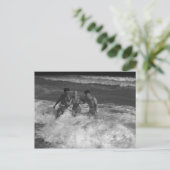 Twee jonge mannen en vrouw spelen in golf B&W Briefkaart (Staand voorkant)