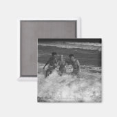 Twee jonge mannen en vrouw spelen in golf B&W Magneet (Voorkant / Achterkant)