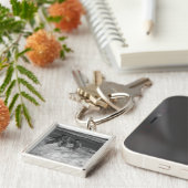 Twee jonge mannen en vrouwen die in golf B&W spele Sleutelhanger (Zijkant)