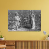 Twee jonge meisjes die katoenfoto maken canvas afdruk (Insitu (Woonkamer))