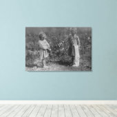 Twee jonge meisjes die katoenfoto maken canvas afdruk (Insitu (Houten vloer))