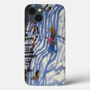 Twee jongens die van een slee Morzine vallen iPhone 13 Hoesje