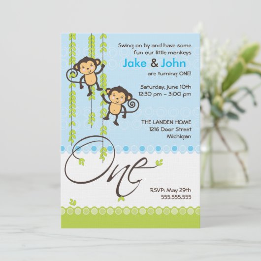 Twee jongens eerste uitnodiging van de verjaardag (Staand voorkant)