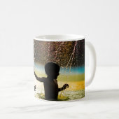 Twee jongens spelen aan het water koffiemok (Voorkant rechts)