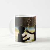 Twee jongens spelen aan het water koffiemok (Voorkant links)