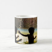 Twee jongens spelen aan het water koffiemok (Center)