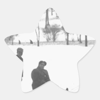 Twee jongens trekken twee meisjes op sledes ster sticker