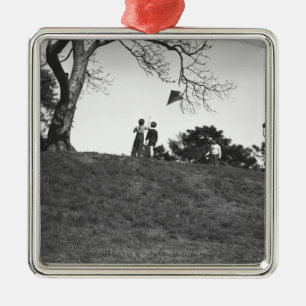 Twee jongens vliegen vliegend op heuvel B&W Metalen Ornament