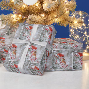 Twee kardinalen en bessen in de winter cadeaupapier