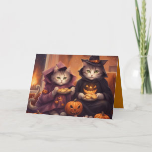 Twee katjes in Halloween-kostuums met snoepjes Kaart