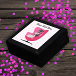 Twee katten in de stijl van 1950 roze stoel polka  cadeaudoosje<br><div class="desc">Deze houten geschenkdoos voor snuisterijen,  sieraden of cadeau geven heeft twee katten,  een zwarte en een witte zit in een roze stoel in de stijl van de jaren 1950 op een witte achtergrond met roze stippen. Pas jouw tekst aan met de sjabloon.</div>