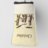 Twee katten lopen in sneeuw met galbulten golfheadcover (Draai 90)