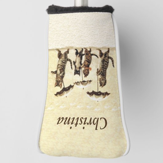 Twee katten lopen in sneeuw met galbulten golfheadcover (Draai 90)