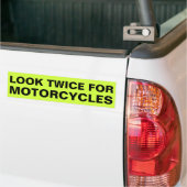 Twee keer kijken voor Bumpersticker motorfietsen (Op Truck)