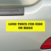 Twee keer kijken voor kinderen op fietsen bumpersticker (Op auto)