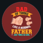 Twee keer vader van tweelingen vader, twee keer al ronde sticker<br><div class="desc">Twee keer pappa van tweeling vader twee keer als Cool Fathers Day Gift. Perfect gift voor je vader,  moeder,  papa,  mannen,  vrouwen,  vriend en familieleden op de dag van de Thanksgiving,  kerstdag,  Moederdag,  vaderdag,  4 juli,  1776 Onafhankelijke dag,  Veteranendag,  Halloween Dag,  Patrick's Day</div>