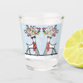 Twee kerstfeestrendieren met sneeuwvlokken shot glas (Voorkant)