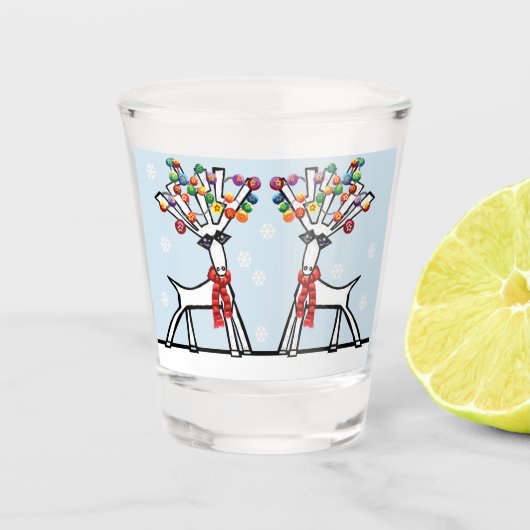 Twee kerstfeestrendieren met sneeuwvlokken shot glas (Voorkant)
