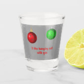 Twee kerstsieraden die uit de feestdag hangen shot glas (Voorkant)