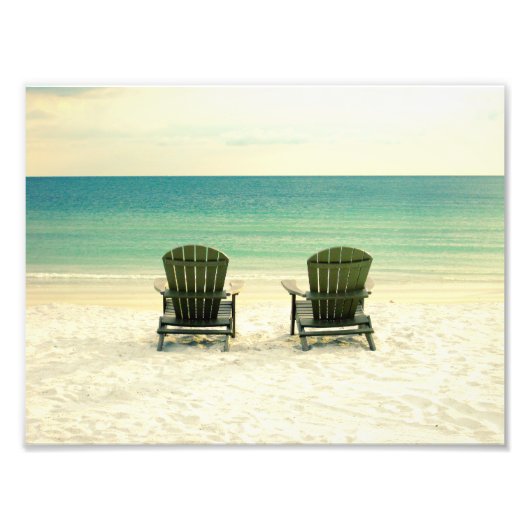 Twee Kiekenstoelen die het Zee overzien Foto Afdruk (Voorkant)