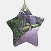 twee kinderen in het park keramisch ornament (Links)