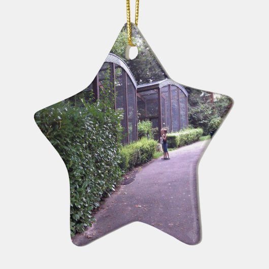 twee kinderen in het park keramisch ornament (Links)