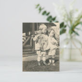 Twee kinderen met een pop buiten briefkaart (Staand voorkant)