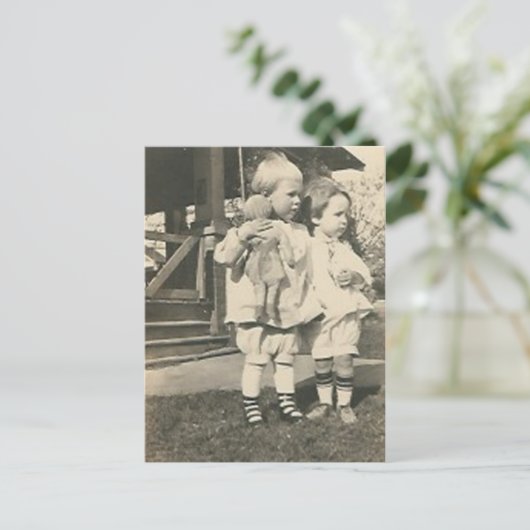 Twee kinderen met een pop buiten briefkaart (Staand voorkant)