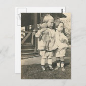 Twee kinderen met een pop buiten briefkaart (Voorkant / Achterkant)