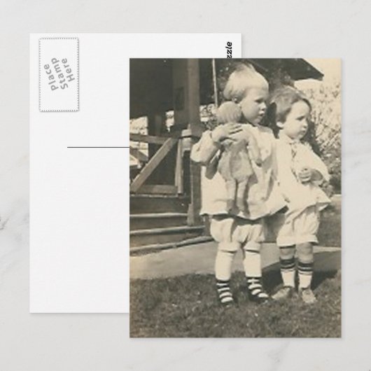 Twee kinderen met een pop buiten briefkaart (Voorkant / Achterkant)