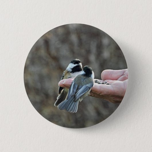 Twee kippen op een hand ronde button 5,7 cm (Voorkant)