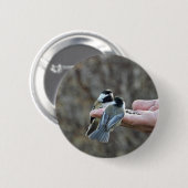 Twee kippen op een hand ronde button 5,7 cm (Voorkant /achterkant)