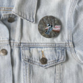 Twee kippen op een hand ronde button 5,7 cm (In situ)