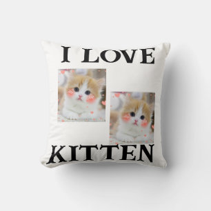 TWEE KITTEN EN GROTE FONTNTrow Kussen