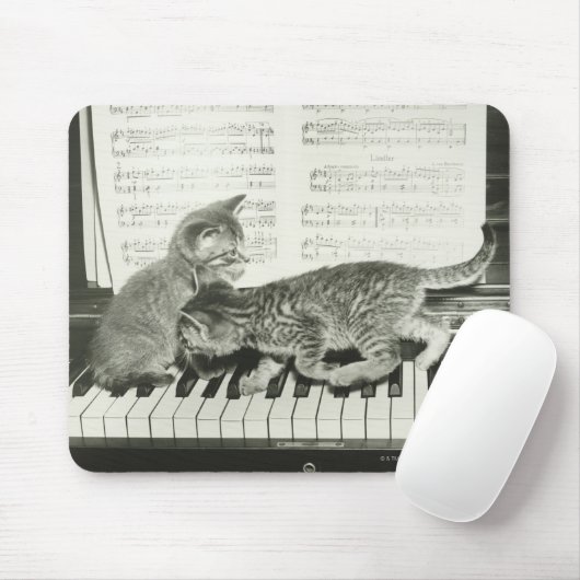Twee kitten op pianokaart (B&W) Muismat (Met muis)