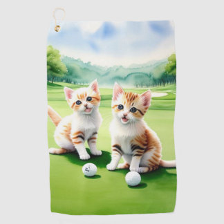 Twee Kittens die golfhanddoek spelen