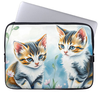 Twee Kittens in een bloementuin Laptop Sleeve