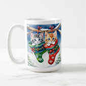 Twee Kittens in kerstkousen in de sneeuw Koffiemok (Links)