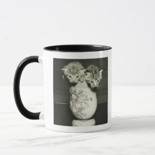 Twee kittens verstopt in vase (B&W) Mok