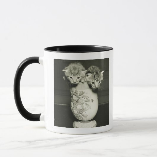 Twee kittens verstopt in vase (B&W) Mok (Links)
