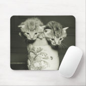 Twee kittens verstopt in vase (B&W) Muismat (Met muis)