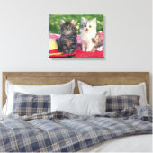 Twee Kittens zitten op een rood-gekleurde wand Canvas Afdruk (Insitu (Slaapkamer))