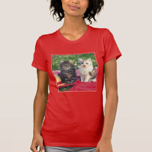 Twee Kittens zitten op een roodkleurige wand T-shirt
