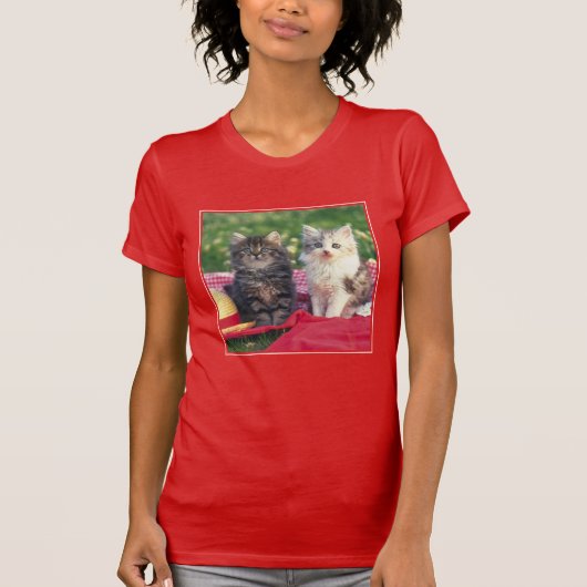 Twee Kittens zitten op een roodkleurige wand T-shirt (Voorkant)