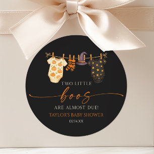 Twee Kleine Boefjes Zijn Haast Drie! Baby Shower Ronde Sticker